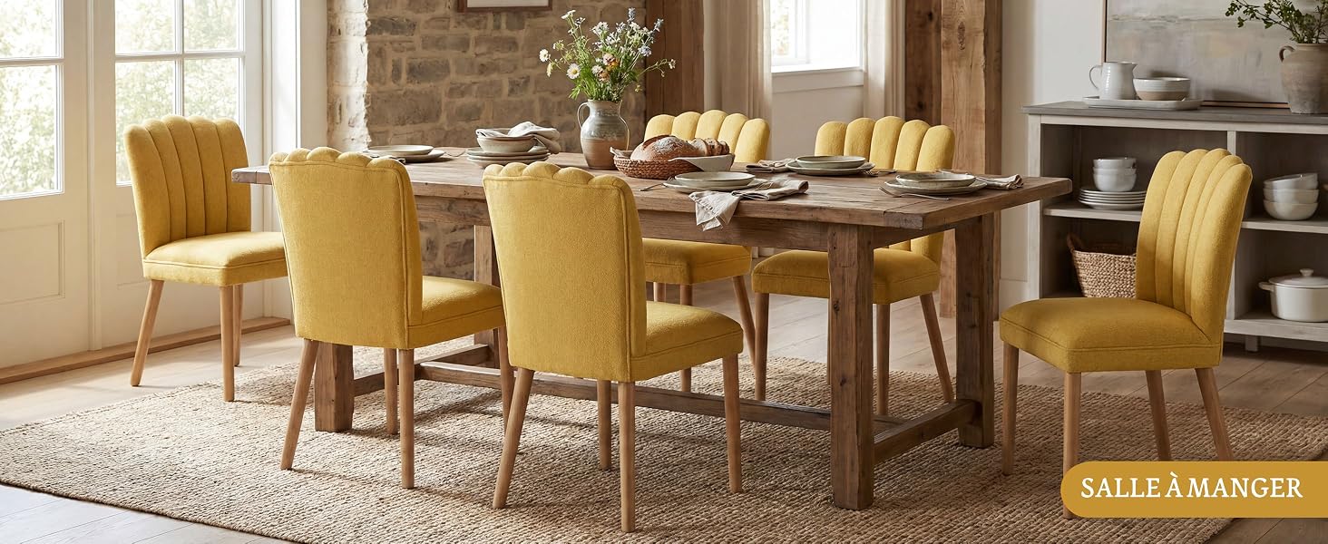 Intérieur de salle à manger moderne comprenant une table en bois avec des chaises rembourrées jaunes sur un tapis, montrant plusieurs angles du même ensemble de meubles.