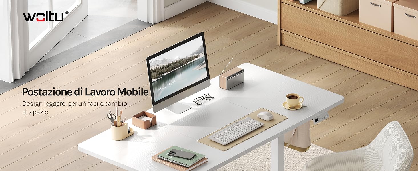 Il testo recita «wcbu» e «Postazione di Lavoro Modellabile Al Vero». Immagine della configurazione dell'area di lavoro che mostra scrivania bianca, laptop, accessori da scrivania e spazio di archiviazione sul pavimento in legno.