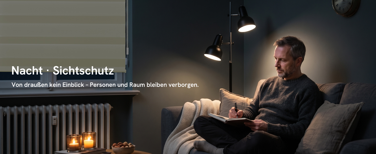 Text lautet „Nacht · Sichtschutz“ mit deutscher Beschreibung. Person, die eine dunkle, beheizte Schultertasche in Innenräumen mit schlechten Lichtverhältnissen und warmer Beleuchtung trägt.