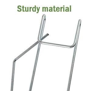 Gros plan de supports métalliques ou de supports en fil métallique argenté robuste, présentant un design en forme de L.