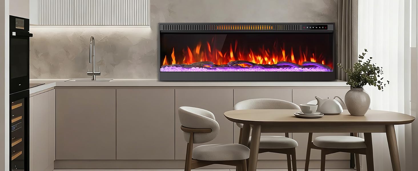 Modernes Kücheninterieur mit einem langen elektrischen Kamin mit roten und orangefarbenen LED-Flammen, der in einer dunklen Wand über weißen Arbeitsplatten montiert ist. Runder Esstisch aus Holz mit sichtbaren modernen Stühlen.