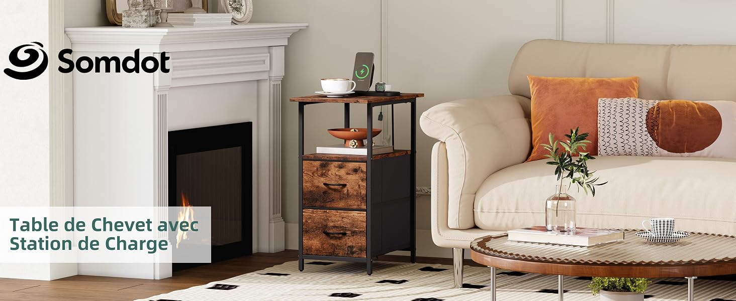 Le texte indique « Somdot », « Table de Chevret avec Station de Charge ». Scène de salon intérieur avec insert de cheminée, coussin décoratif et plante en pot sur un mobilier neutre.