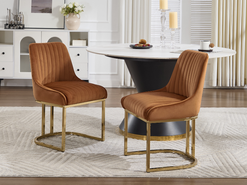 Fauteuils d'appoint modernes dotés d'un revêtement brun avec capitonnage à canaux et de cadres incurvés en métal doré disposés dans un cadre intérieur lumineux et contemporain.