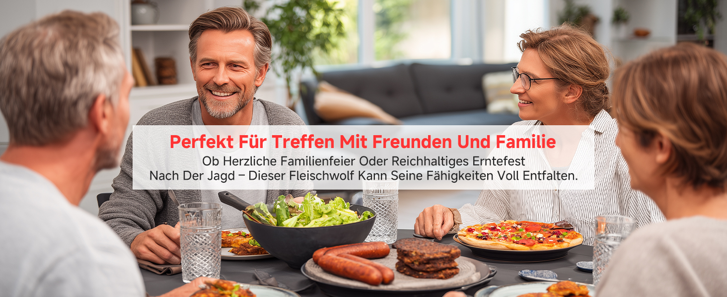 Gruppenessen an einem Tisch mit Tellern mit Essen und Glaswaren, auf dem Menschen zu sehen sind, die sich zu einer Mahlzeit versammelt haben, was wie ein Restaurant oder ein Speisesaal aussieht.