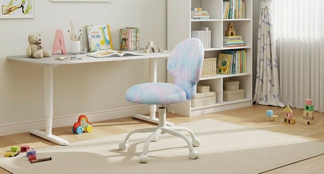 Moderna cameretta per bambini con sedia a dondolo bianca, scaffali con giocattoli e libri e accessori per bambini sparsi su un pavimento in moquette neutra.