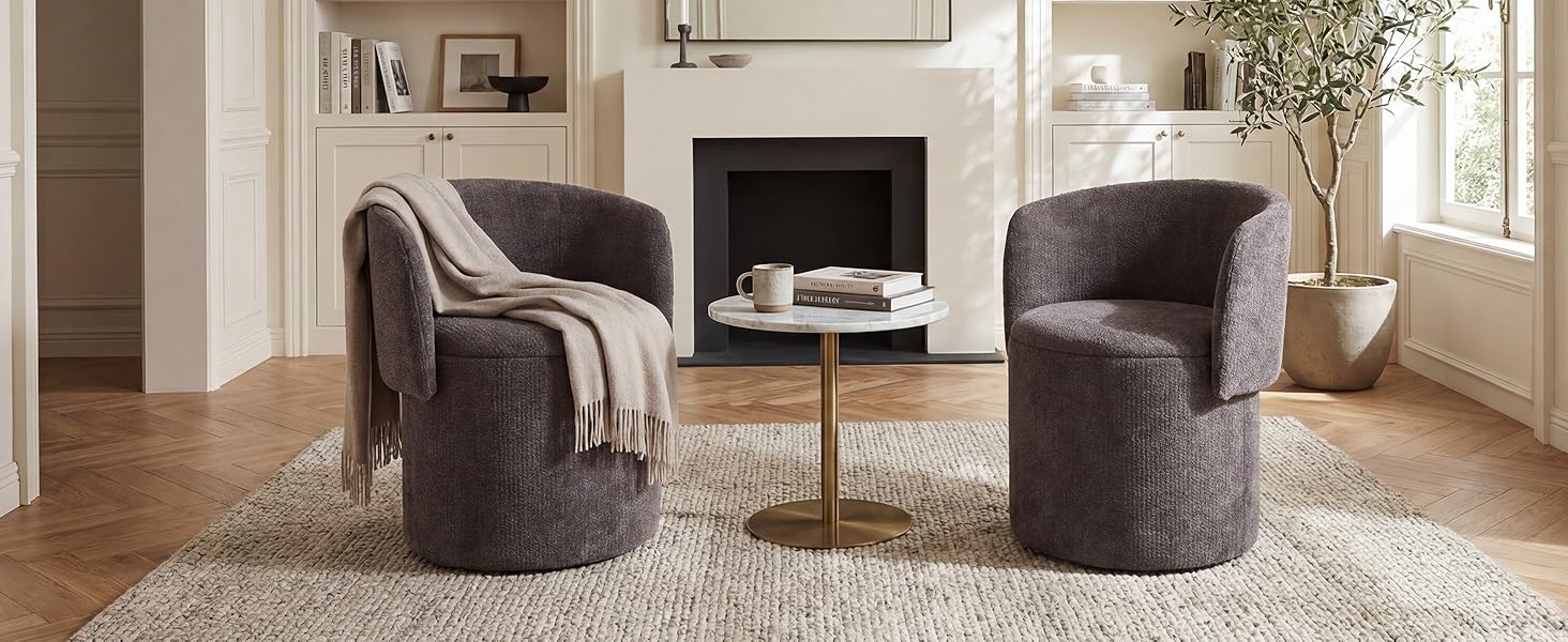 Collezione di moderne sedie girevoli imbottite grigie disposte in uno spazio interno luminoso con pavimenti in legno e illuminazione naturale dalle finestre.