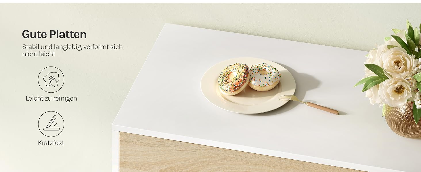 Der Text lautet „Gute Platten“ mit weißen Keramikplatten, die auf einer hellen Oberfläche angeordnet sind. Sie zeichnen sich durch minimalistisches Design und klare Ästhetik aus.
