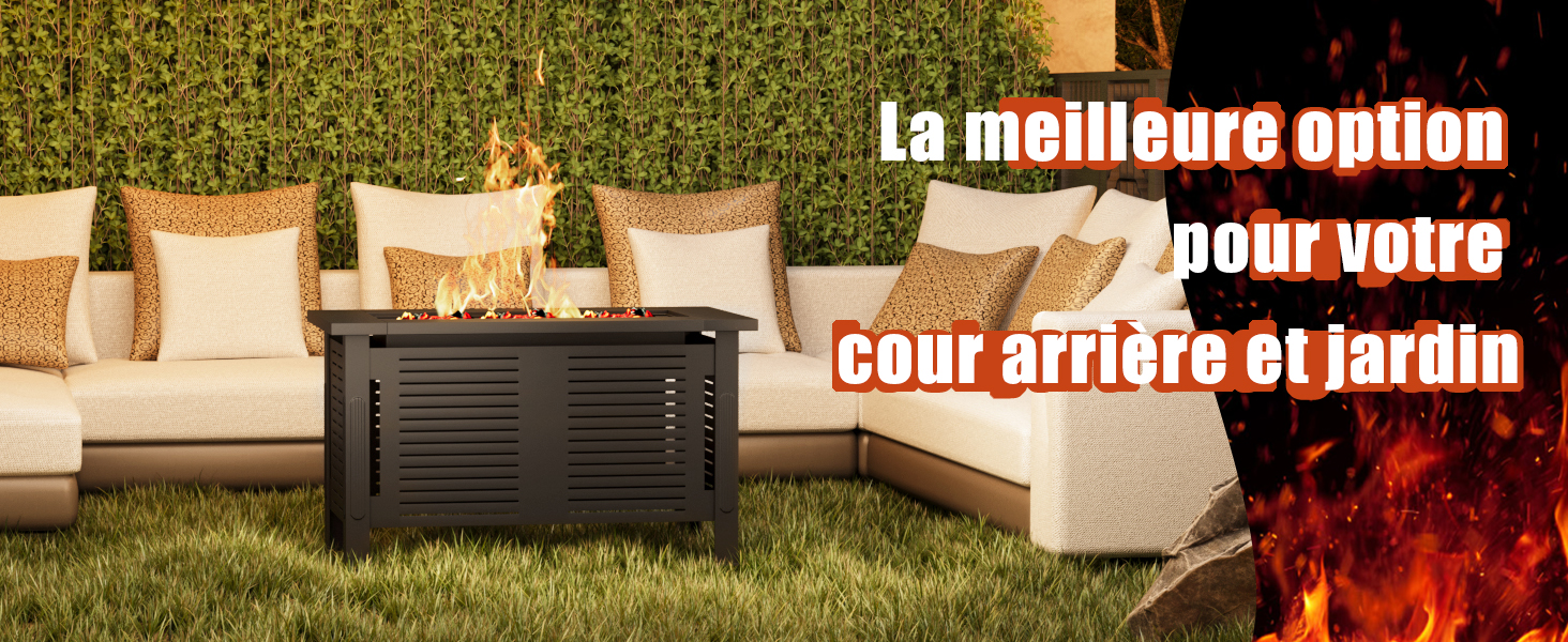 Série de scènes de patio extérieur montrant des meubles en osier disposés dans des jardins à différents moments de la journée.