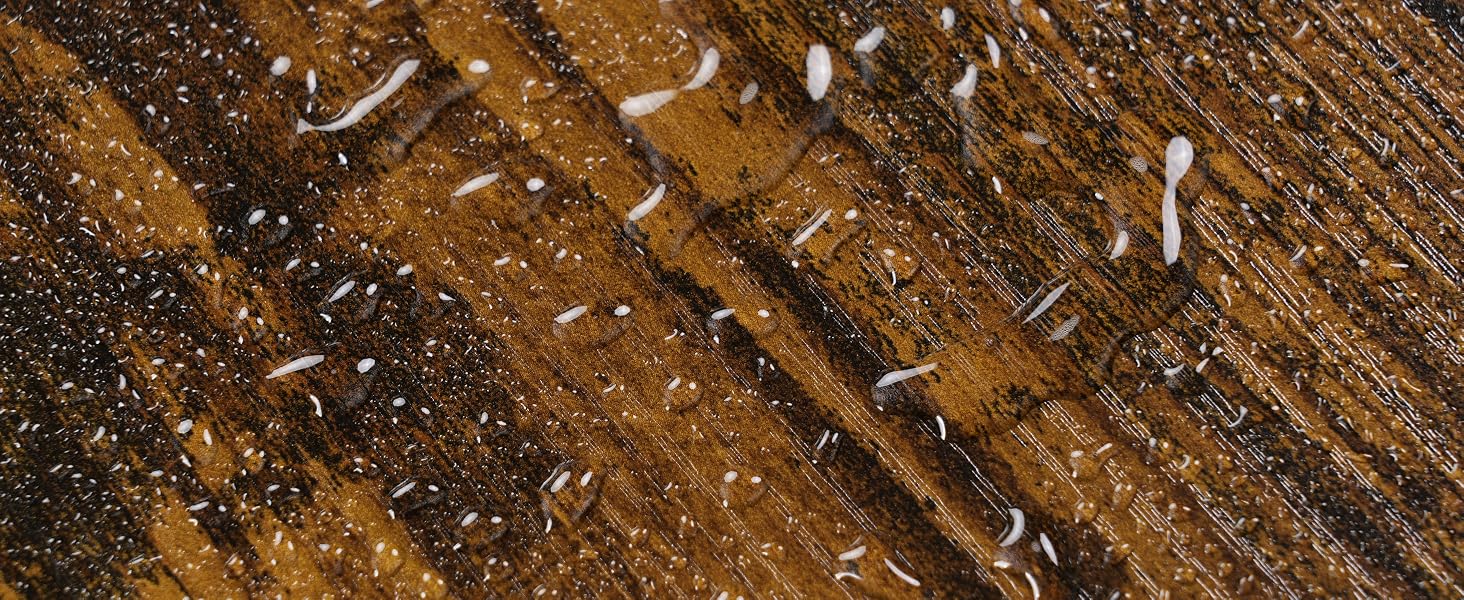Superficie ruvida ravvicinata che mostra venature del legno stagionato con graffi e segni diagonali