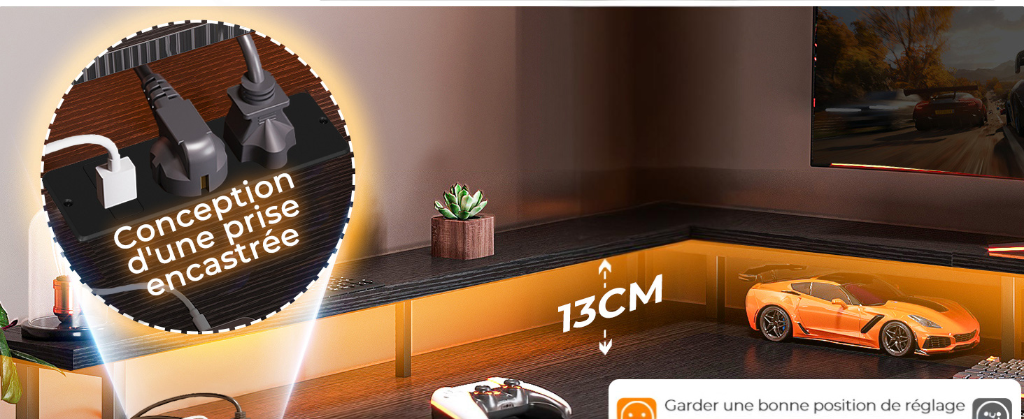 Étagère en bois avec petites voitures et objets de décoration. Un panneau circulaire indique « Conception d'une piste free-track » et indique une