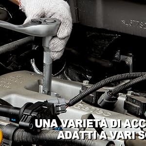 Foto ravvicinata in bianco e nero di mani guantate che lavorano sul motore di un'auto o su parti meccaniche con testo