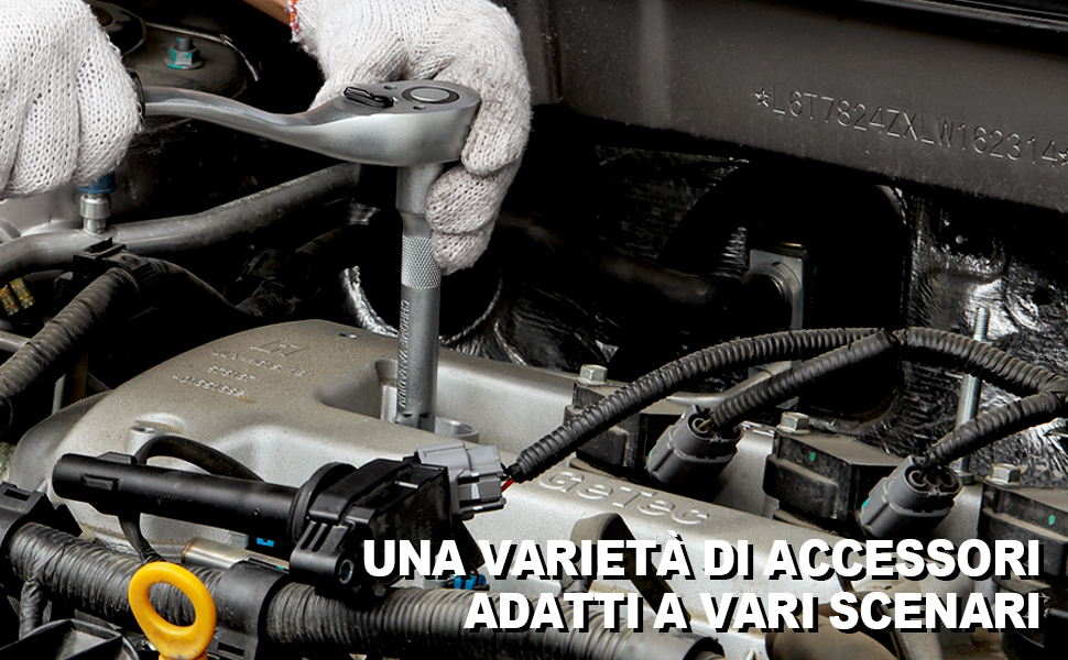 Foto ravvicinata in bianco e nero di mani guantate che lavorano sul motore di un'auto o su parti meccaniche con testo