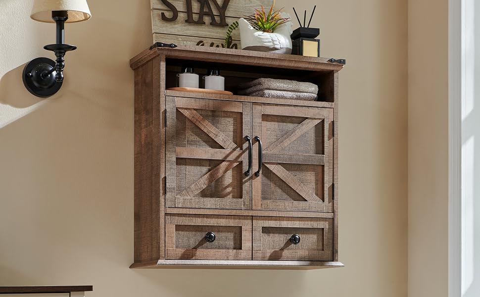 Vista interna della stanza che mostra scaffale a parete in legno con oggetti decorativi e contenitori esposti.