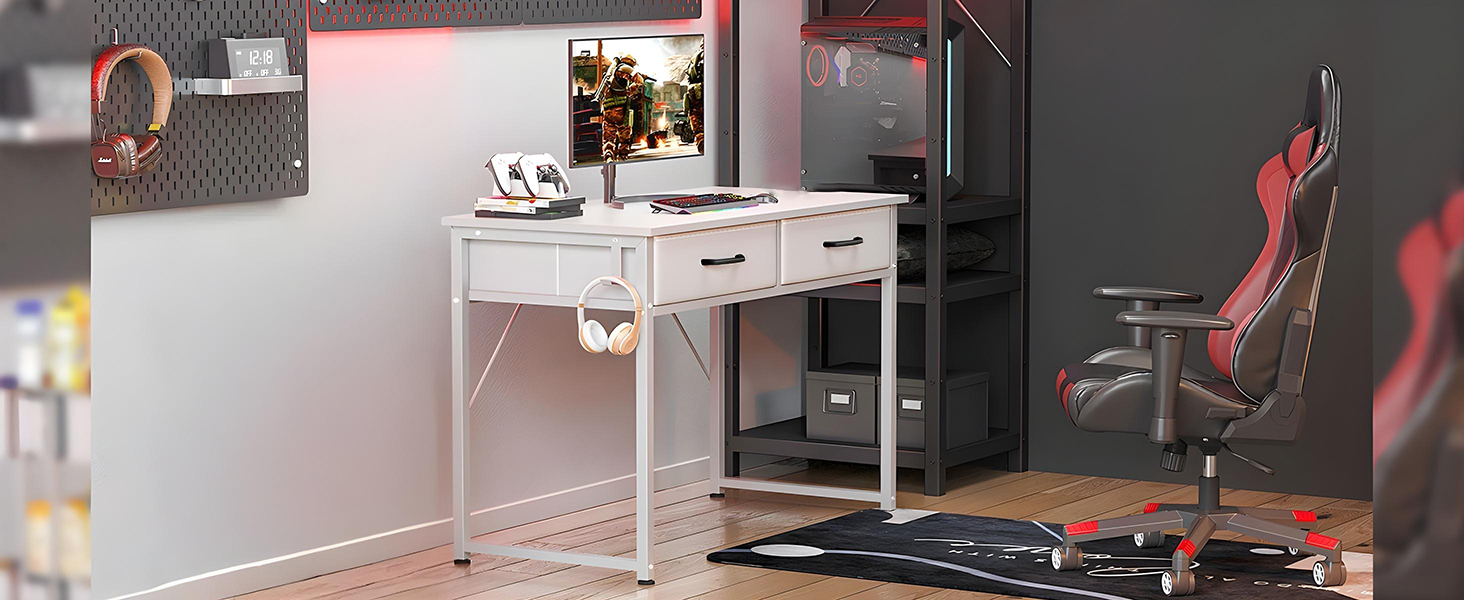 Spiel- oder Unterhaltungseinrichtung mit mehreren Monitoren, roten LED-Lichtakzenten und Gaming-Peripheriegeräten, die auf einem Schreibtisch vor dunklem Hintergrund angeordnet sind.