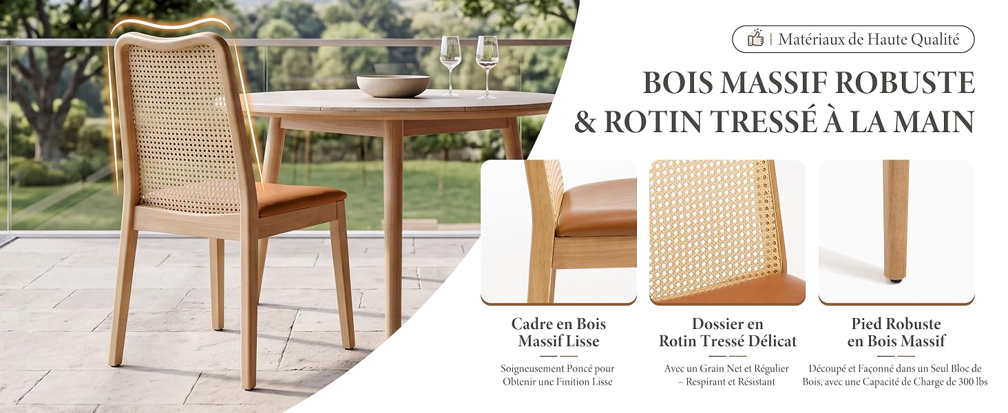 Le texte indique « BOIS MASSIF ROBUSTE & ROTIN TRESSÉ À LA MAIN » (bois massif robuste et rotin tissé à la main). Chaises en bois naturel avec dossier en rotin tressé présentées dans un jardin. Comprend trois sections descriptives sur la construction et les matériaux.