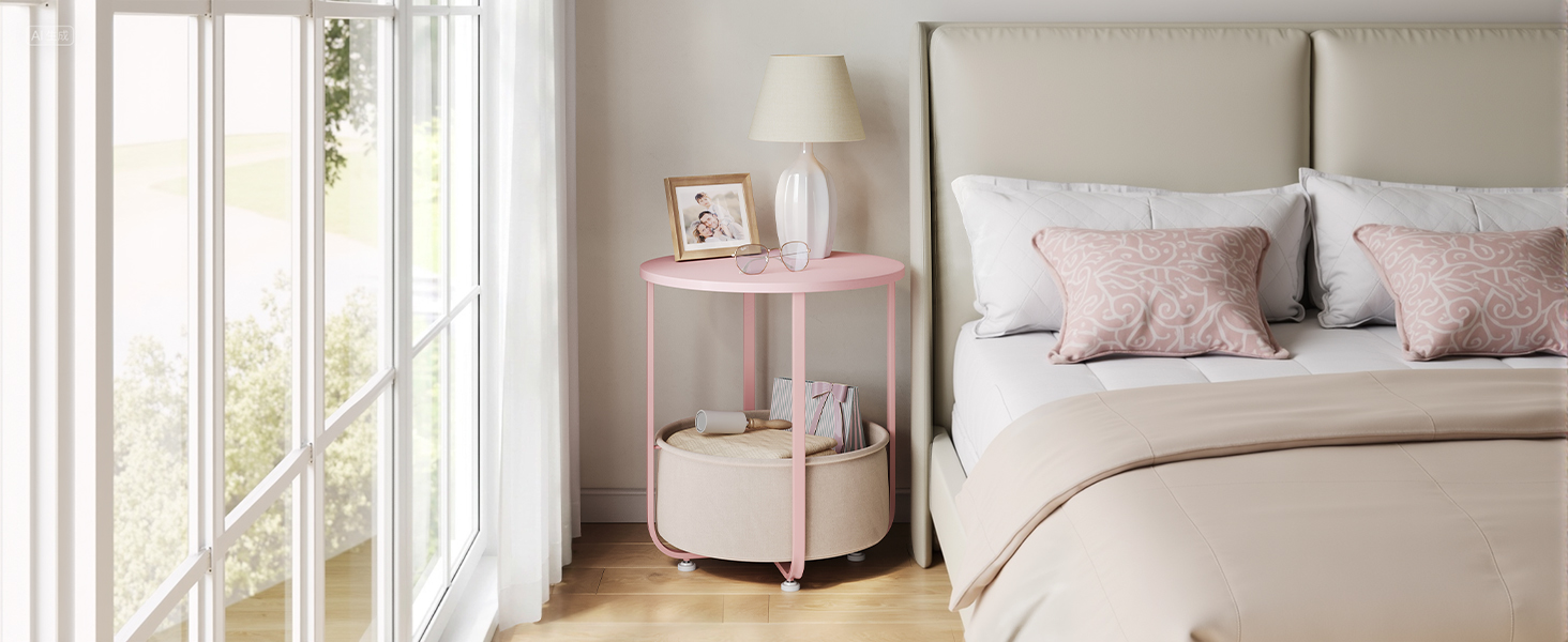 El texto dice «Imagen 7». Interior de dormitorio luminoso con ropa de cama blanca, detalles en rosa y mesa auxiliar junto a una ventana grande con luz natural.