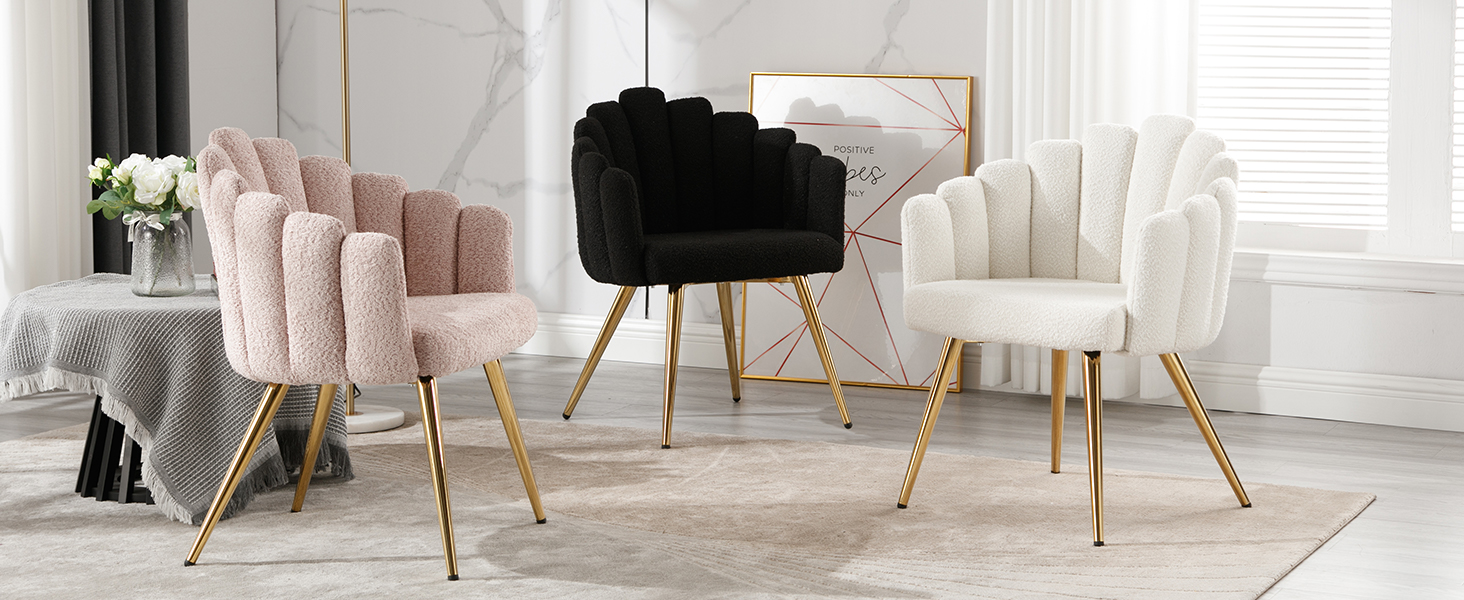Quatre fauteuils d'appoint en peluche avec capitonnage à canaux et pieds en métal doré. Les couleurs incluent le rose, le noir et le blanc. Les chaises sont dotées de dossiers et d'accoudoirs incurvés, disposés dans un cadre élégant