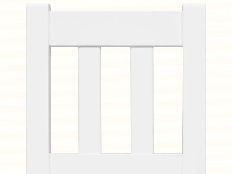 Semplice cancello o pannello di recinzione in legno bianco con disegno a doghe verticali su sfondo bianco.