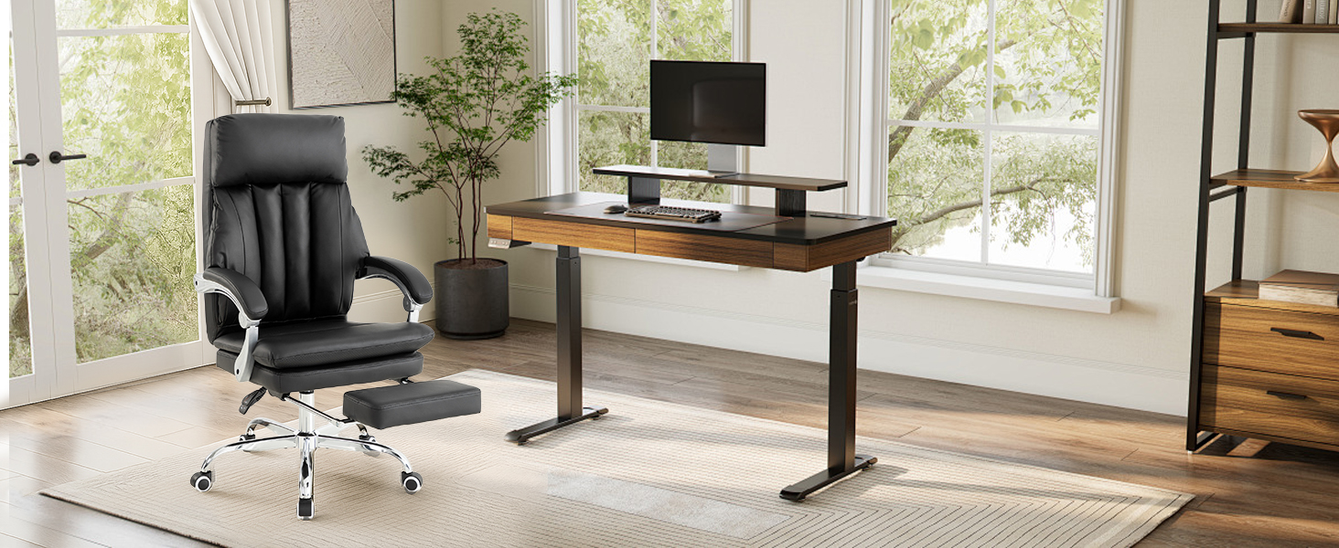 Moderna configurazione per l'home office con scrivania regolabile scura con piano in legno, sedia da ufficio nera e arredamento minimalista contro una parete bianca con finestra.