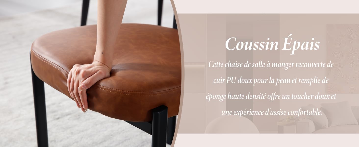 Gros plan d'un coussin de chaise en cuir marron. Une main repose sur le bord arrondi, mettant en valeur la construction épaisse et rembourrée et la texture lisse du cuir