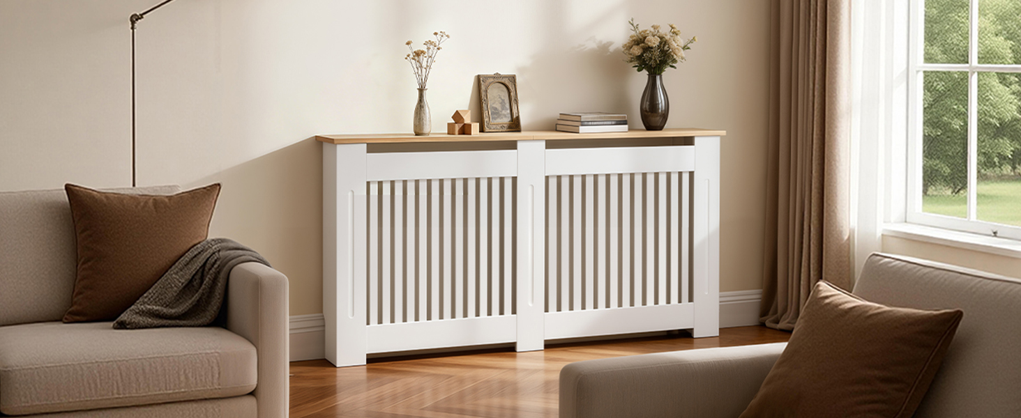 Moderno armadietto bianco con design a doghe verticali esposto in un luminoso soggiorno con luce naturale delle finestre, pareti beige neutre e sedute imbottite marroni. Mobile minimalista per la casa.