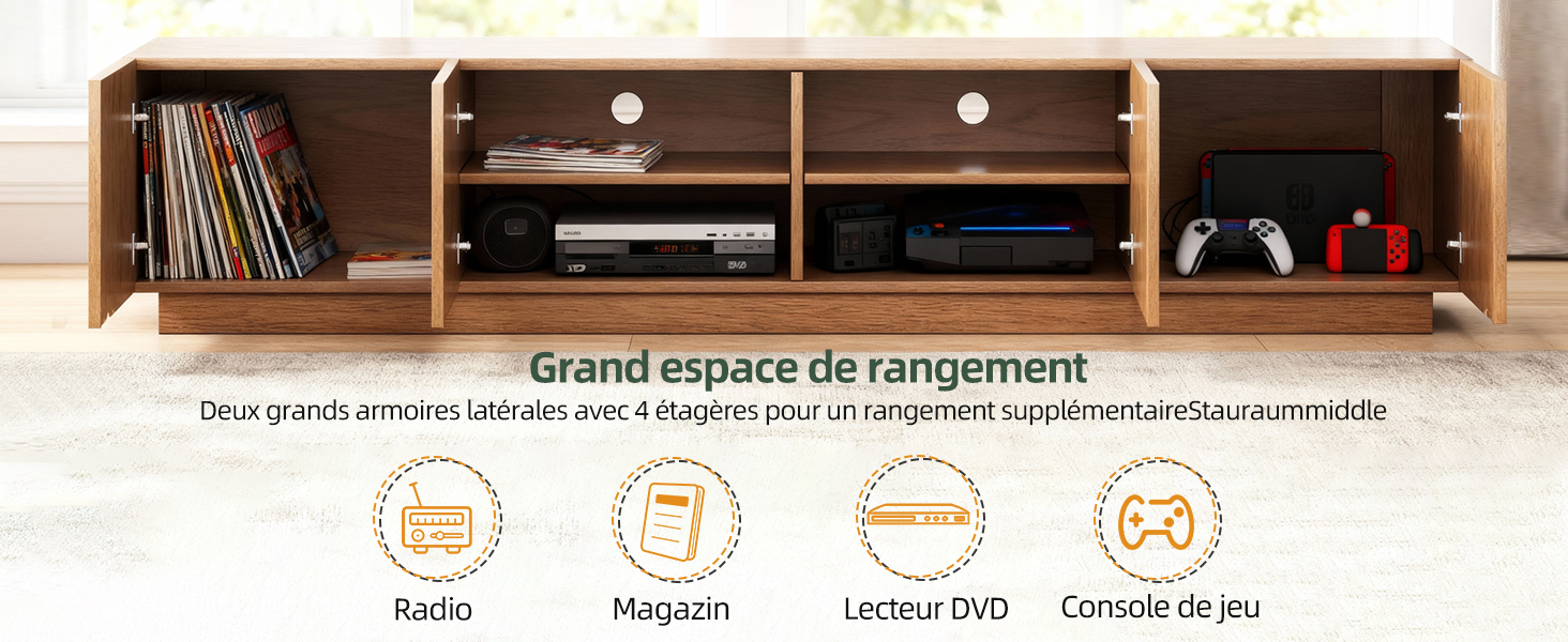 Le texte se lit comme suit : « Grand espace de rangement ». Solution de rangement comprenant des étagères en bois fixées au mur avec différents compartiments et espaces de rangement.