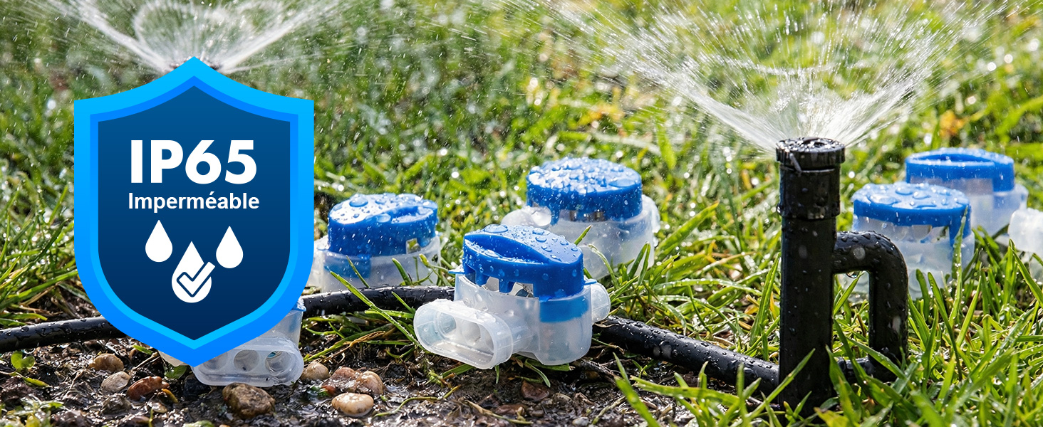 Le texte indique « IP65 ». Vues multiples d'un dispositif résistant à l'eau bleu et blanc montré sur l'herbe avec des gouttelettes d'eau démontrant son indice d'étanchéité.