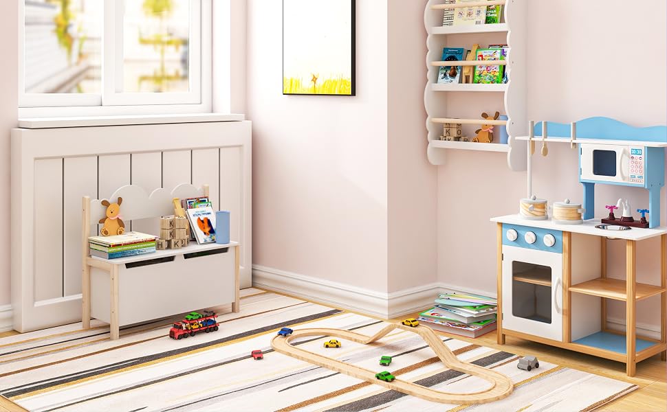 un'area giochi per bambini con un trenino e una stufa giocattolo.