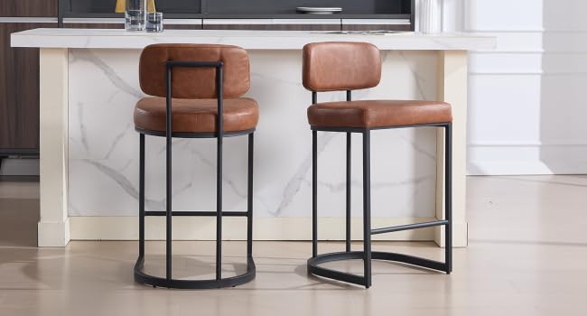 Sillas de comedor modernas con tapicería marrón y marcos de metal negro dispuestas en un espacio interior limpio y minimalista con pisos claros.