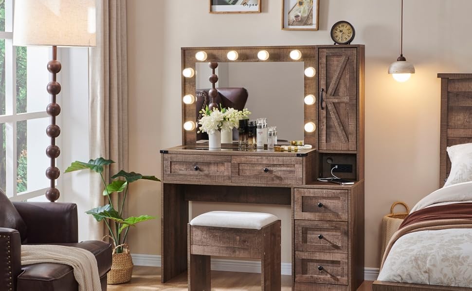 Intérieur du salon avec mobilier traditionnel, y compris des fauteuils, des tables d'appoint et des éléments décoratifs, présentés dans un éclairage chaleureux avec de multiples angles de vision.