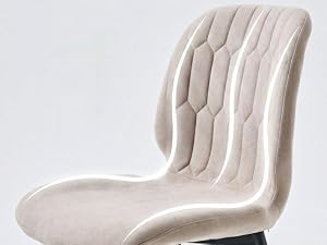 Chaise moderne de couleur crème avec capitonnage à canaux verticaux matelassés sur tout le dossier et l'assise, design ergonomique incurvé, vue de profil latérale sur fond neutre.