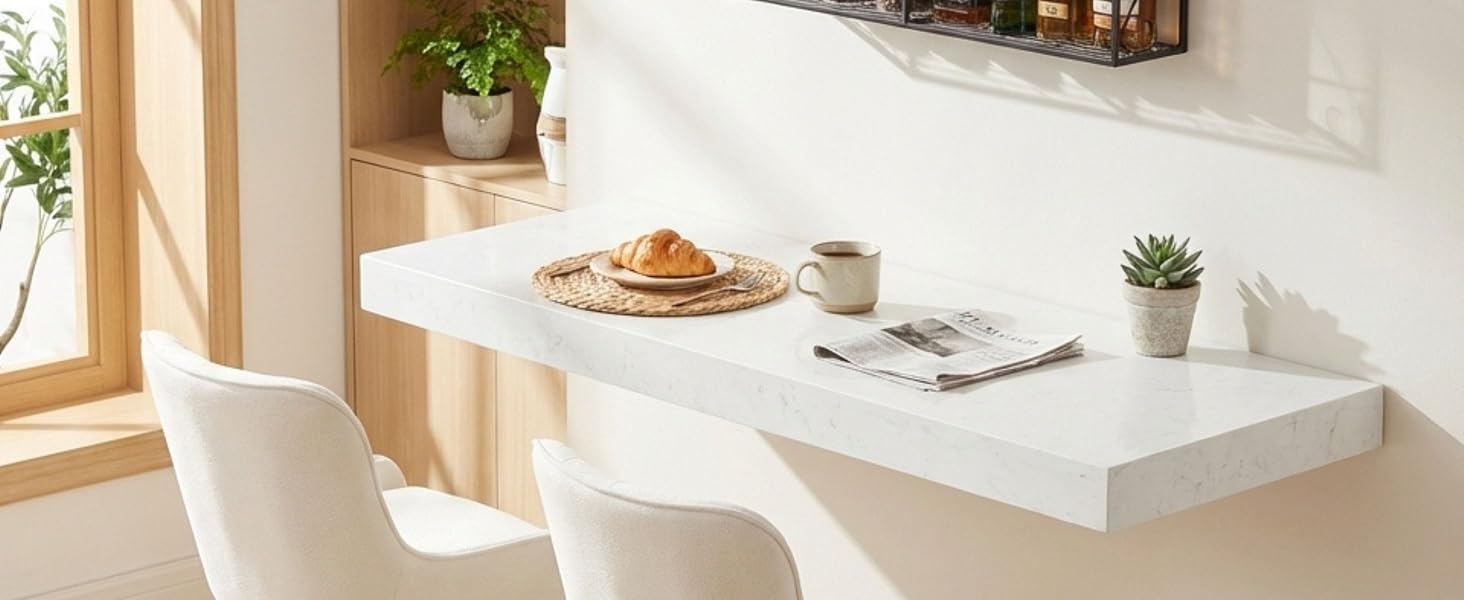 Intérieur de la salle à manger moderne avec chaises blanches, table en bois et éclairage naturel par les fenêtres. Design minimaliste avec des plantes comme décoration.