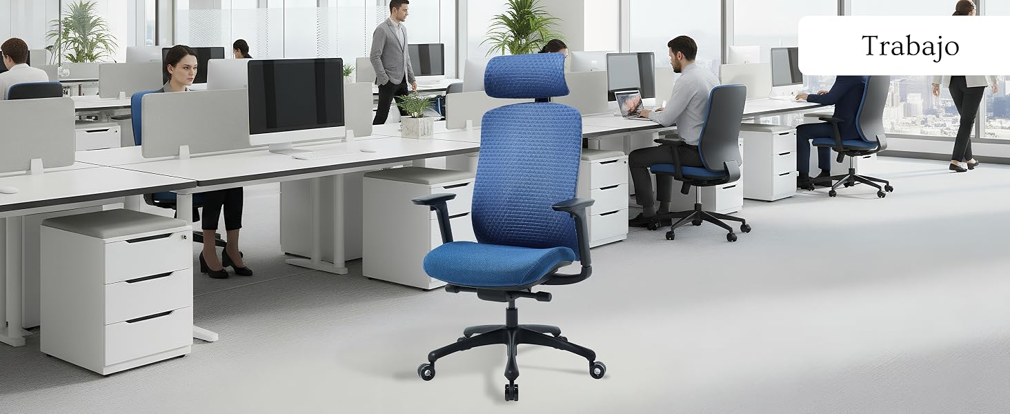 Espacio de oficina moderno de planta abierta con escritorios blancos, sillas de oficina azules y estaciones de trabajo con computadoras dispuestas en filas. Entorno luminoso y bien iluminado.
