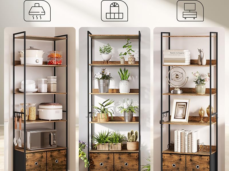 Tre scaffali in stile industriale con cassetti in legno, che mostrano diversi scenari stilistici con piante, libri e oggetti di arredamento