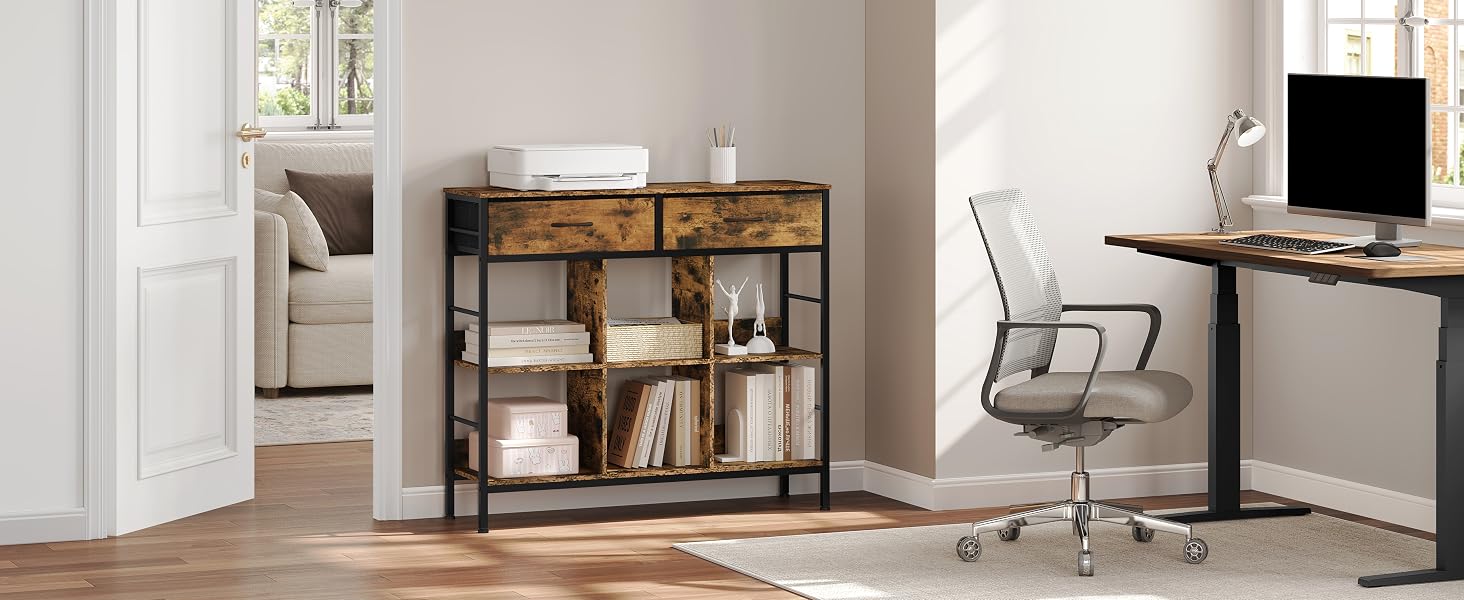 Libreria industriale rustica con ripiani in legno e struttura in metallo nero. Collocata in un ambiente di home office con scrivania e sedia a vista