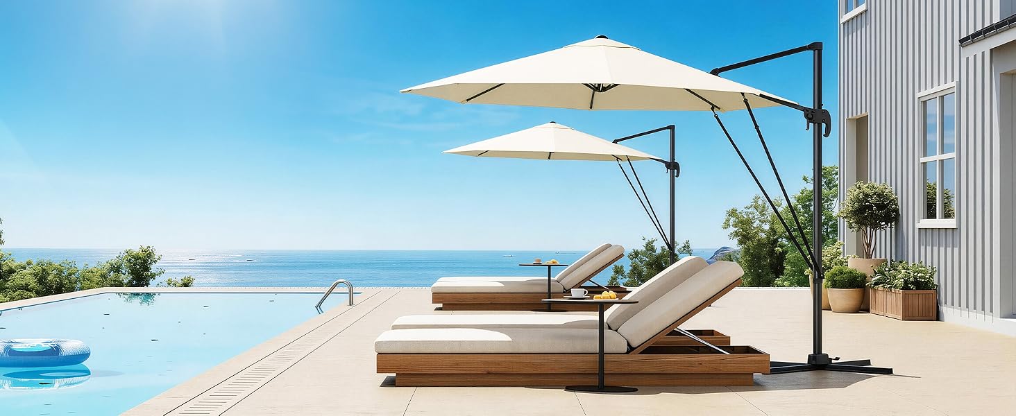 Scène de luxe au bord de la piscine avec piscine à débordement surplombant l'océan. Des parasols blancs ombragent des chaises longues en bois, des plantes en pot bordent l'extérieur gris moderne du bâtiment.