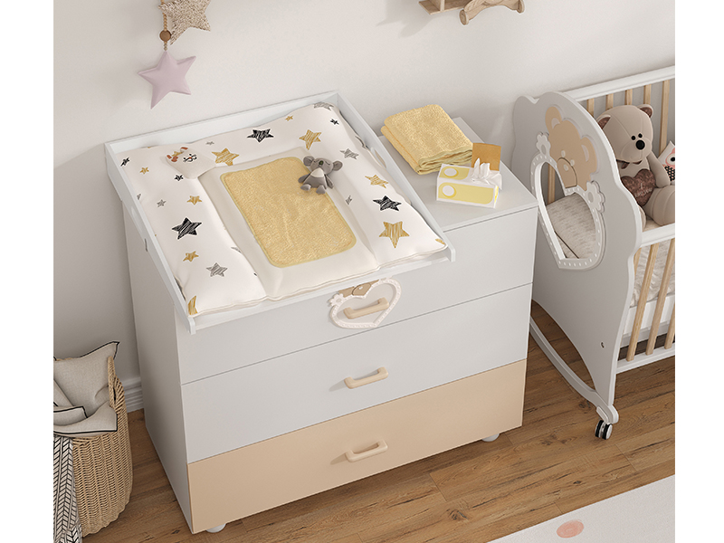 Comò a tre cassetti bianco e beige con fasciatoio.