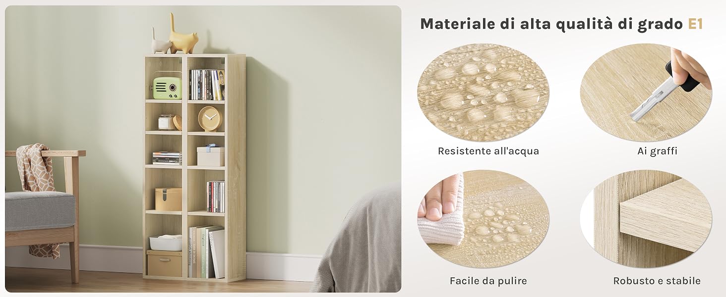 Libreria bianca alta con più ripiani aperti, che espone libri e oggetti decorativi. Il pannello di destra mostra campioni di materiale per moquette beige che dimostrano le proprietà di resistenza all'acqua, ai graffi e alle macchie