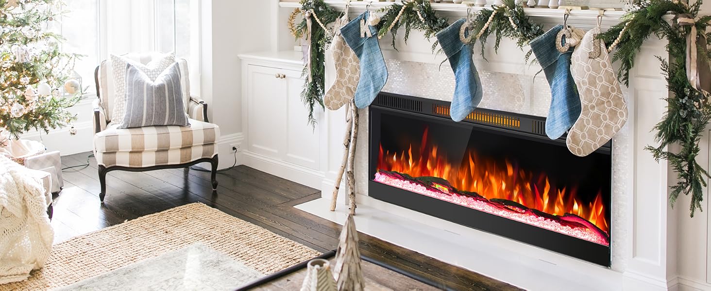 Serie von Innenarchitekturfotos, die moderne Wohnräume mit elektrischen Kaminen an weißen Wänden zeigen, die mit weihnachtlichem Grün und modernen Möbeln dekoriert sind.