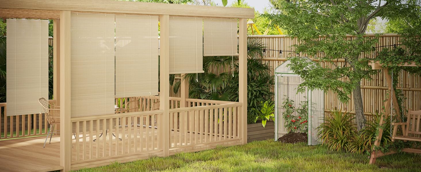 Struttura a pergola in legno beige con doghe verticali in un cortile, circondata da alberi