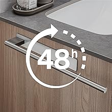 un lavabo avec baignoire et un lavabo avec grand miroir.