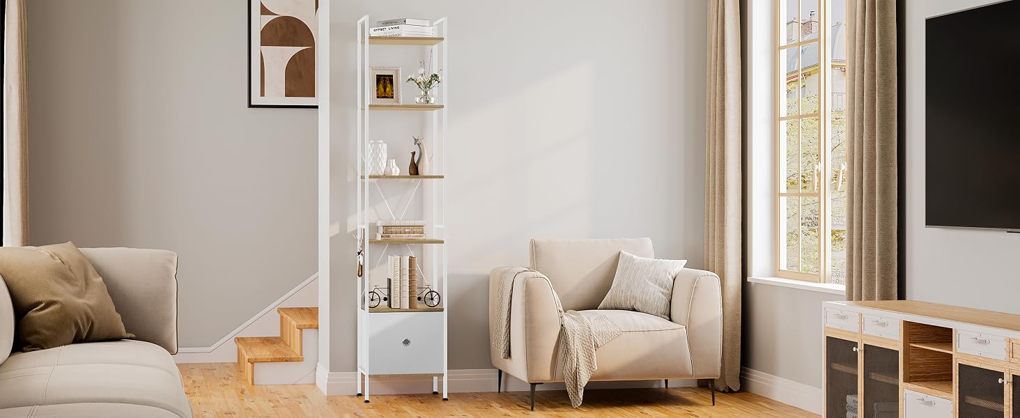 Interior de sala de estar con sillones de color beige, estanterías blancas, pisos de madera y ventanas grandes. La combinación de colores neutros y el diseño minimalista crean un ambiente acogedor