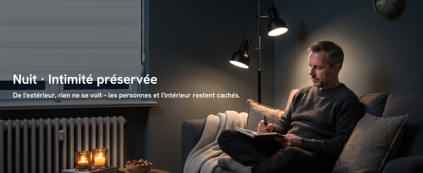 Le texte se lit comme suit : « Nuit* Intimité préservée » et sous-titré à propos de la technologie Blackout. Homme en vêtements sombres lisant dans son lit avec un éclairage chaleureux, démontrant une atmosphère nocturne intime avec une intimité préservée.