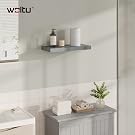 Badezimmerszene mit grauem Schweberegal für Toilettenartikel, grauem Schrank mit Handtüchern und Pflanzen und weiß gefliesten Wänden. Das Markenlogo „Woitu“ ist in der Ecke sichtbar