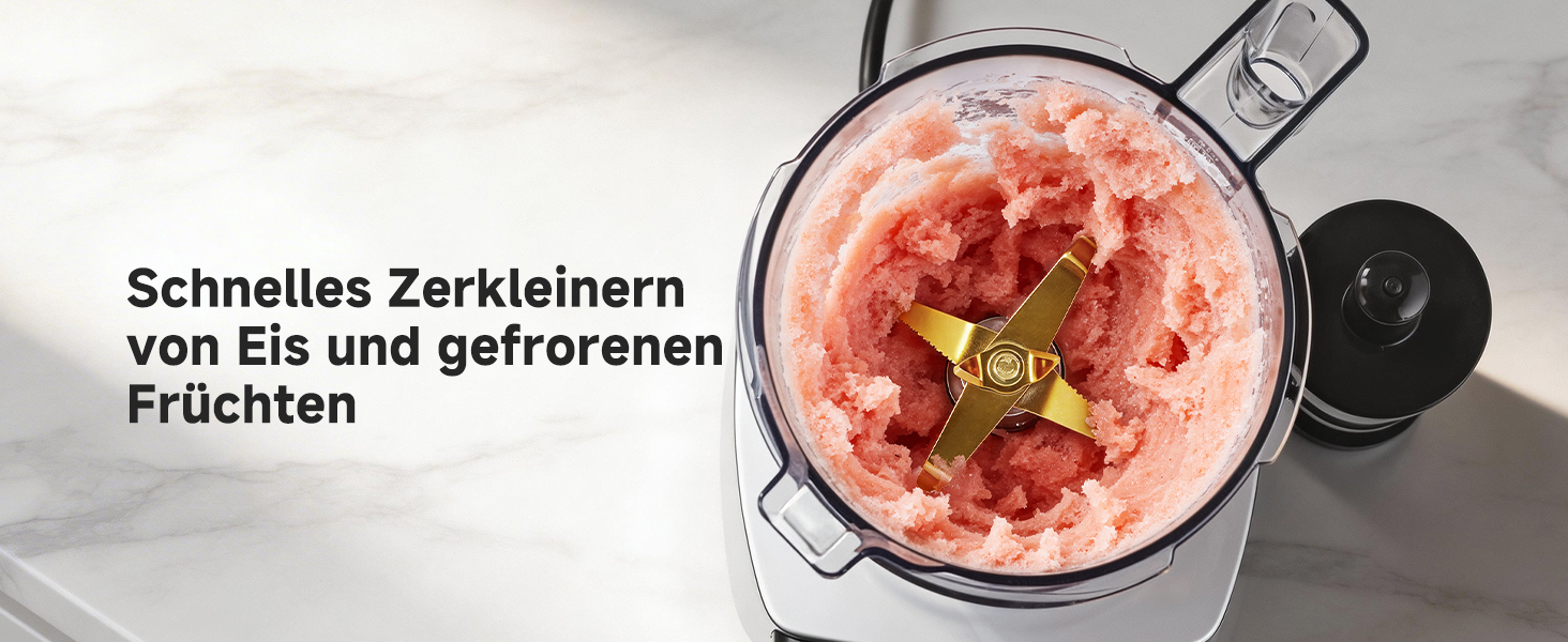 Der Text lautet „Schnelles Zerkleinern von Eis und gefrorenen Früchten“. Ansicht von oben auf den Mixer mit rosafarbenem gefrorenem Frucht-Smoothie, schwarzem Deckel und Edelstahlkrug auf weißer Marmoroberfläche.