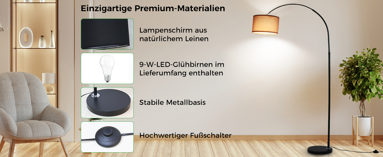 Gewölbte Stehleuchte mit schwarzem Metallsockel und beigem Stoffschirm. Zur Ausstattung gehören LED-Lampen, ein Lampenschirm aus Naturleinen und ein Fußschalter. Die Lampe ist im Wohnzimmer abgebildet.