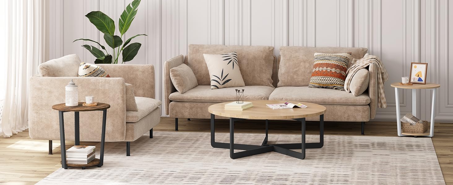 Set da soggiorno con divano beige, poltrona e tavolino da caffè rotondo in legno.