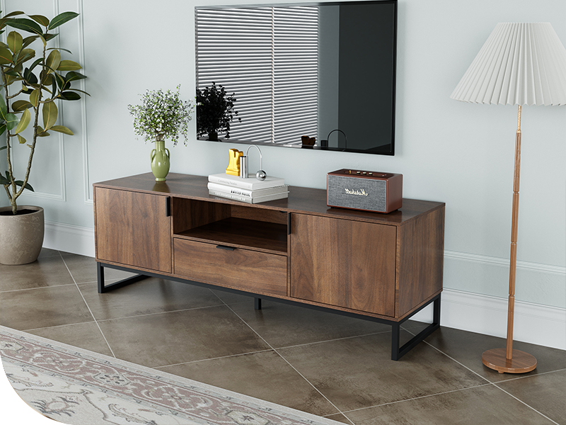 Moderner TV-Ständer aus Holz mit schwarzen Metallbeinen, Schränken und offenen Regalen. In einem Wohnzimmer mit Pflanzen, Lampen und Dekorationsgegenständen