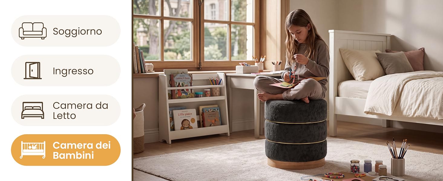 Il testo è 'soggiormo', 'ingresso', 'camera da letto', 'Camera da letto/bambini'. Donna seduta su un pouf cilindrico nero che legge in una luminosa camera da letto. Scrivania, scaffale bianco, letto con biancheria da letto neutra visibile sullo sfondo.