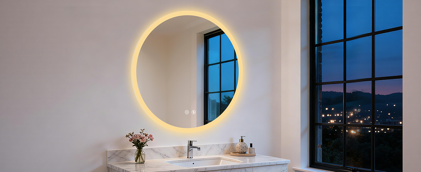 Spazio interno moderno con ampie finestre che mostrano il passaggio dalle scene diurne a quelle notturne. Lo specchio circolare a LED montato a parete fornisce l'illuminazione ambientale.